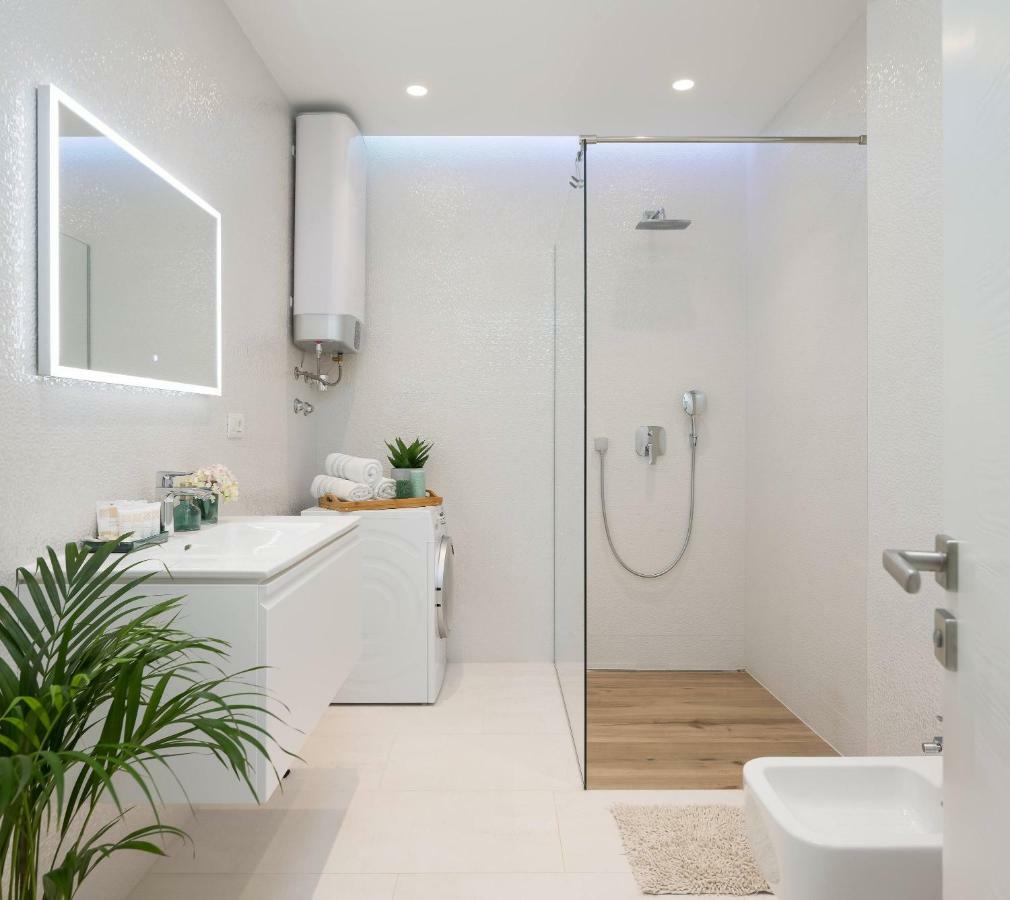 Luxury Design Beach Front Apartment Sukosan Exterior photo